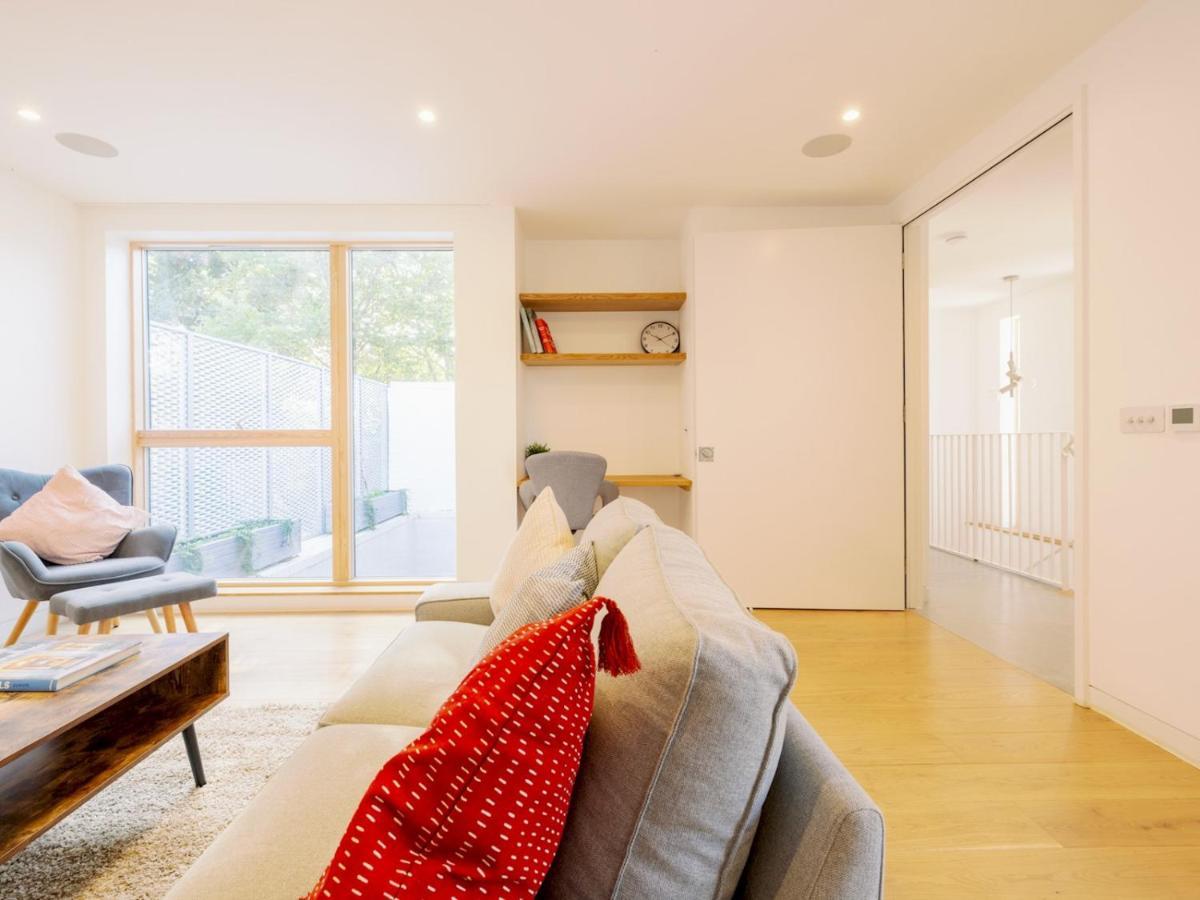 Pass The Keys - Spacious Modern Flat With Garden, In South West * Londra