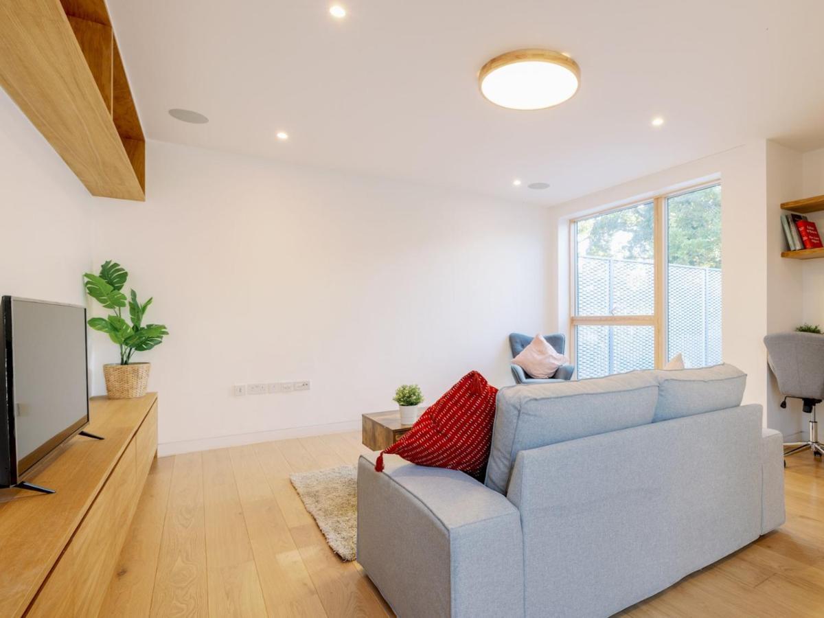 Case de vacanță Pass The Keys - Spacious Modern Flat With Garden, In South West Londra