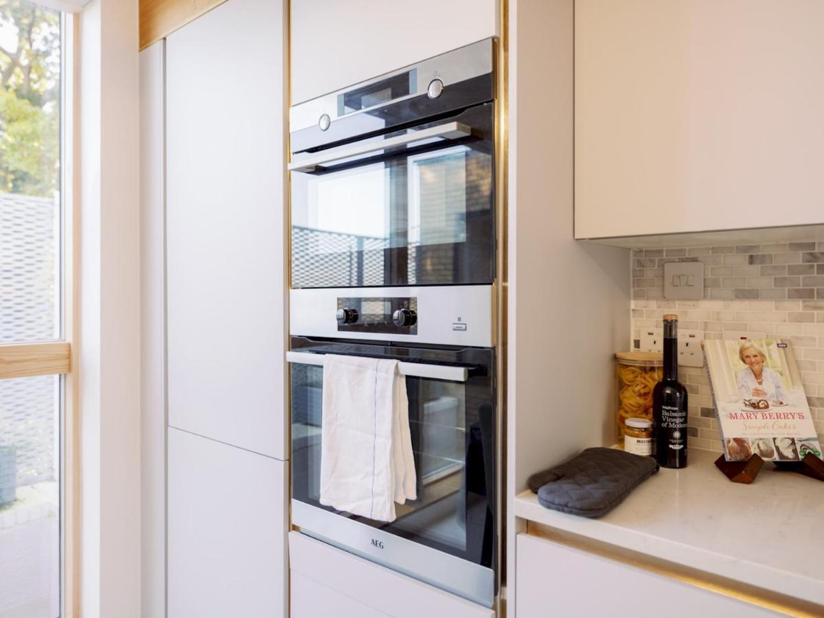 Case de vacanță Pass The Keys - Spacious Modern Flat With Garden, In South West