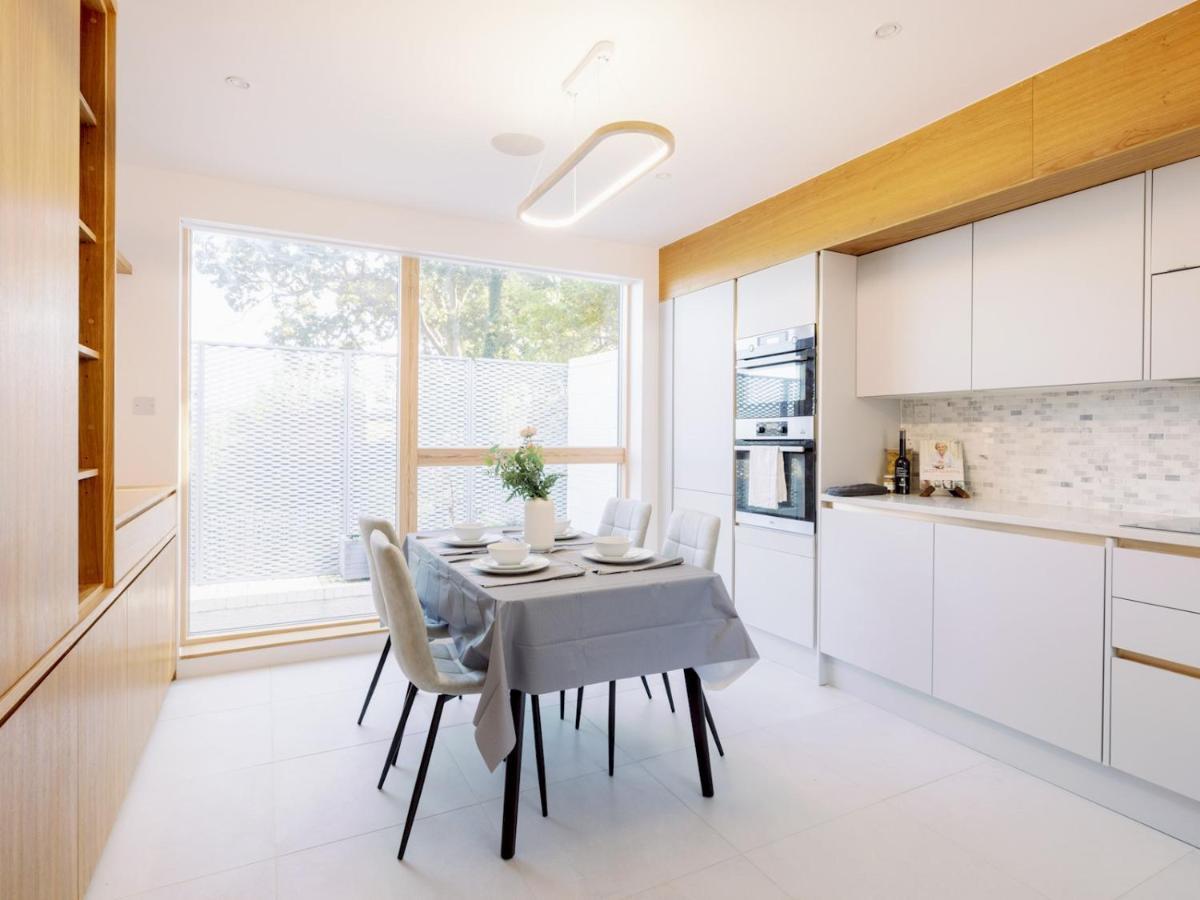 Case de vacanță Pass The Keys - Spacious Modern Flat With Garden, In South West *
