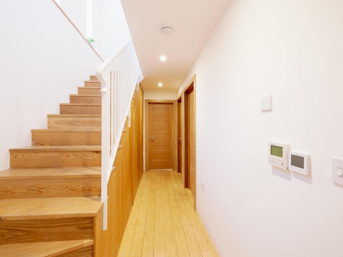 Case de vacanță Pass The Keys - Spacious Modern Flat With Garden, In South West Londra