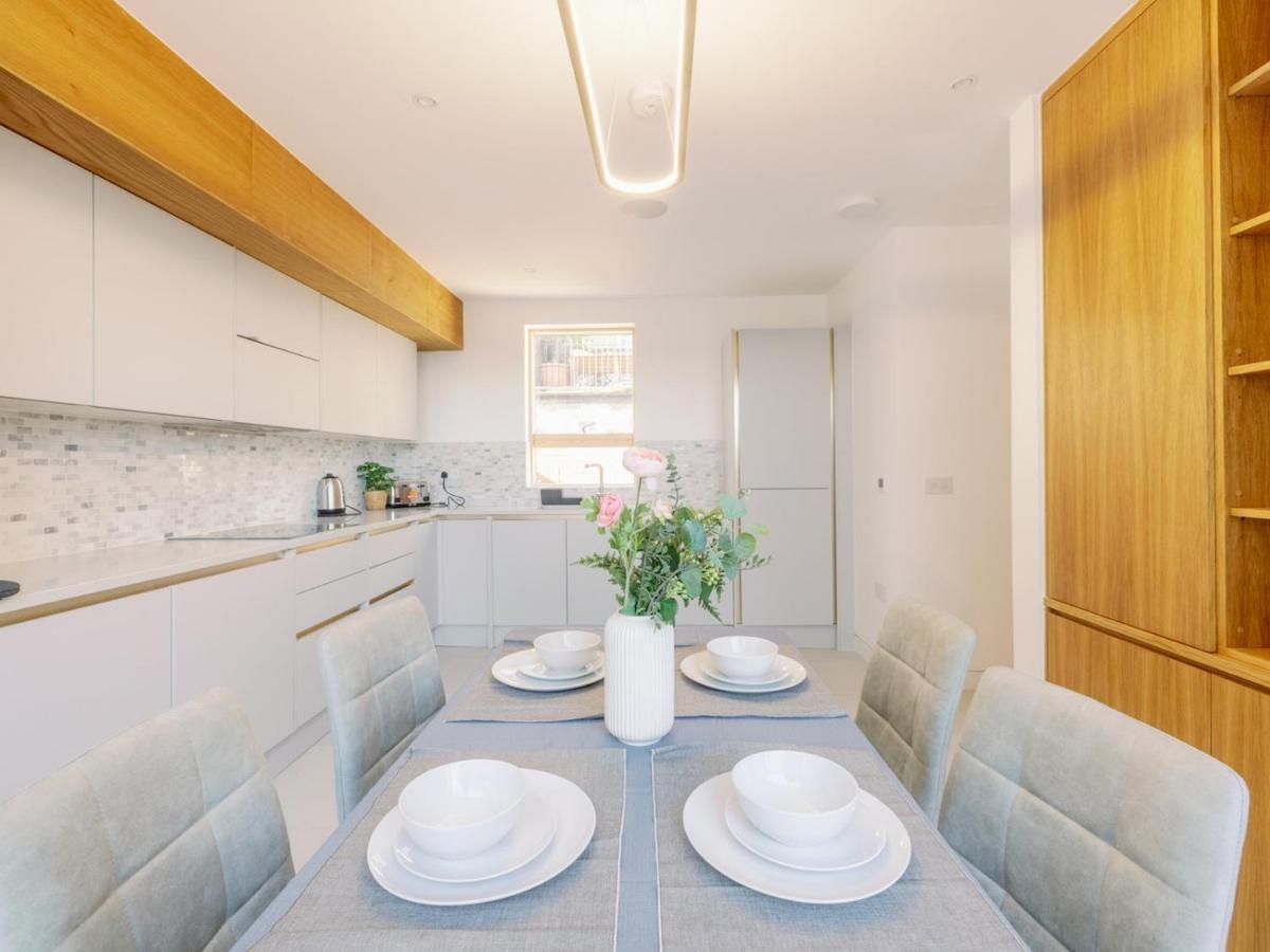 Case de vacanță Pass The Keys - Spacious Modern Flat With Garden, In South West