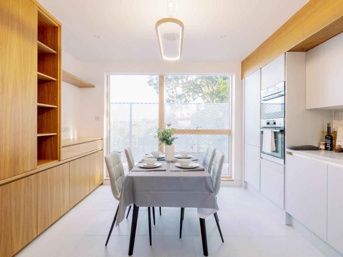 Pass The Keys - Spacious Modern Flat With Garden, In South West Londra