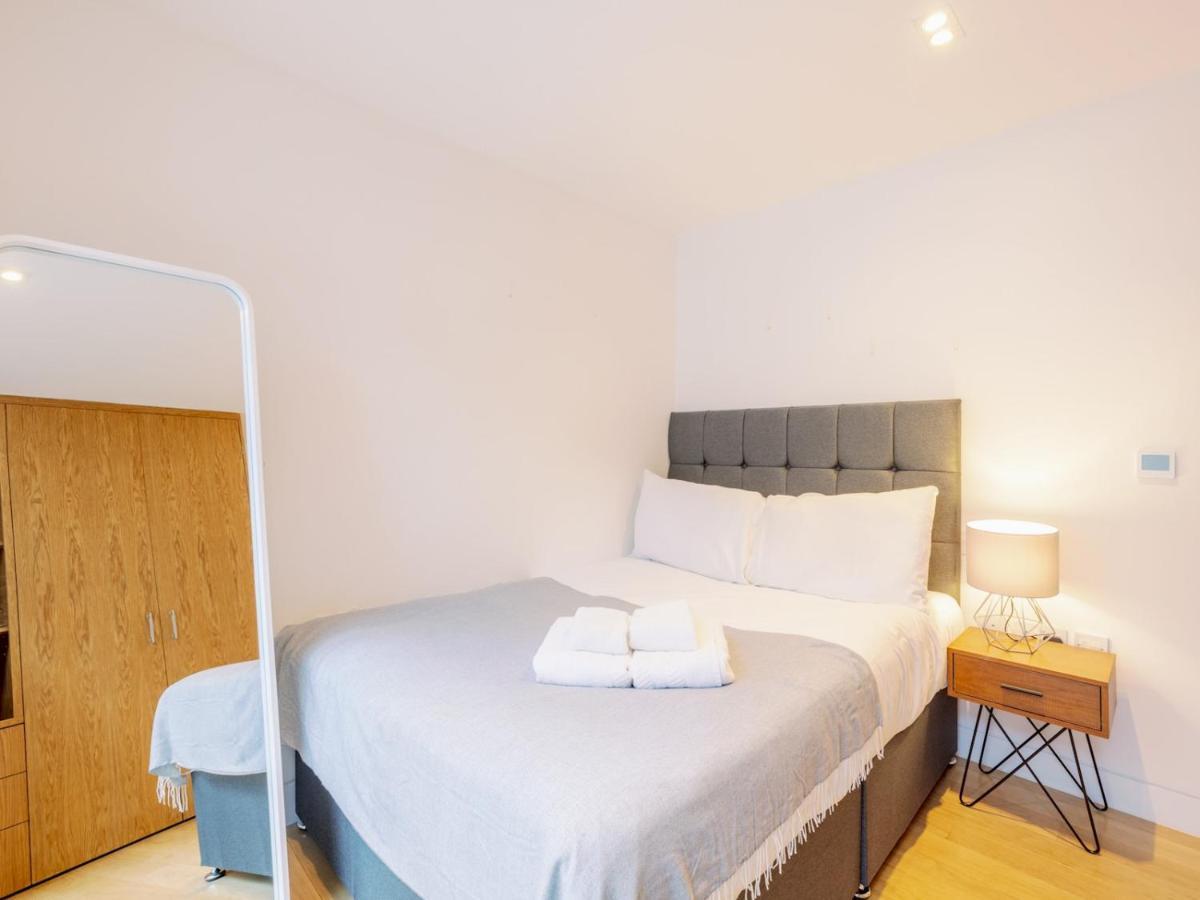 Pass The Keys - Spacious Modern Flat With Garden, In South West * Londra