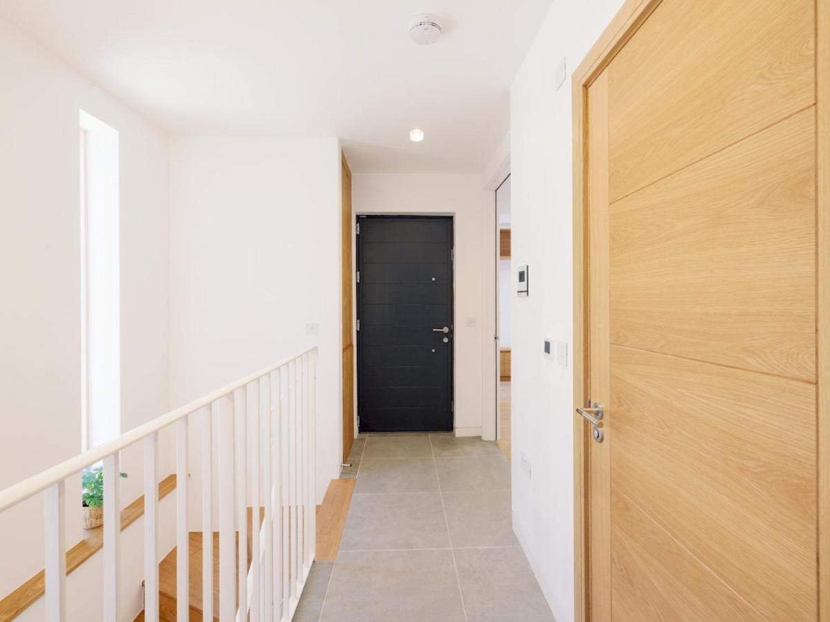 Pass The Keys - Spacious Modern Flat With Garden, In South West Londra